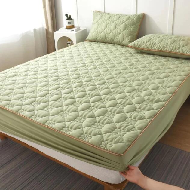 Non-slip mattress protector